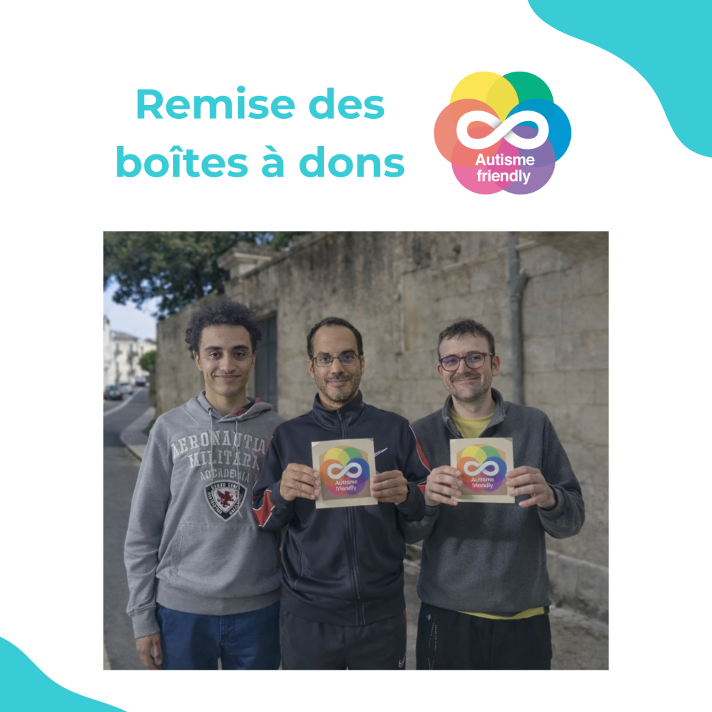 Remise des boîtes à dons - Autisme Friendly. 3 adhérents tiennent une petite boîte en bois avec le visuel "Autisme friendly" dessus